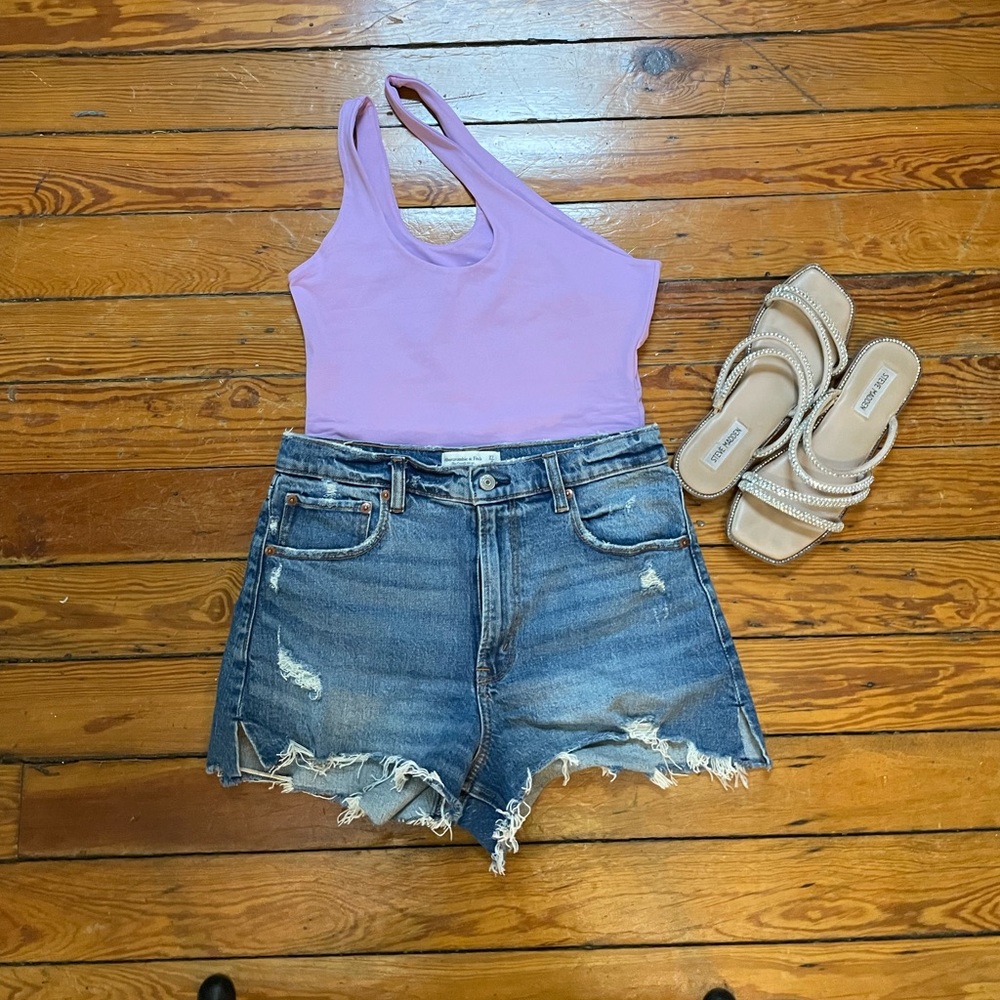 EUC Size 4 Abercrombie “The Cutoff Short” High Rise